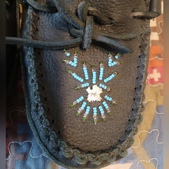 Vintage Beaded Moccasins Hide Leather Size 10 Black Handcrafted Slippers - Picture 10 of 13